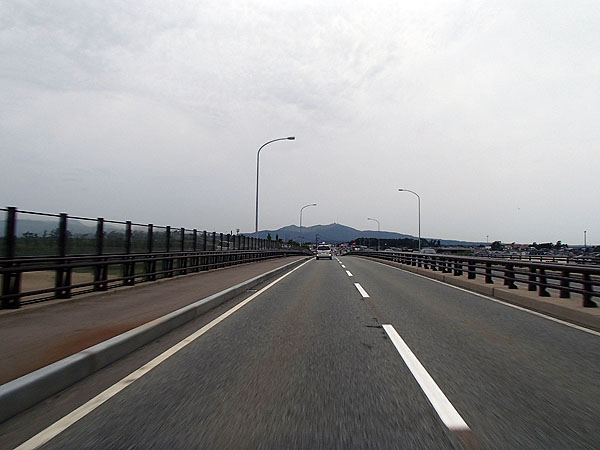 国道１０１号線を走行すると道の先に見える山が「寒風山」